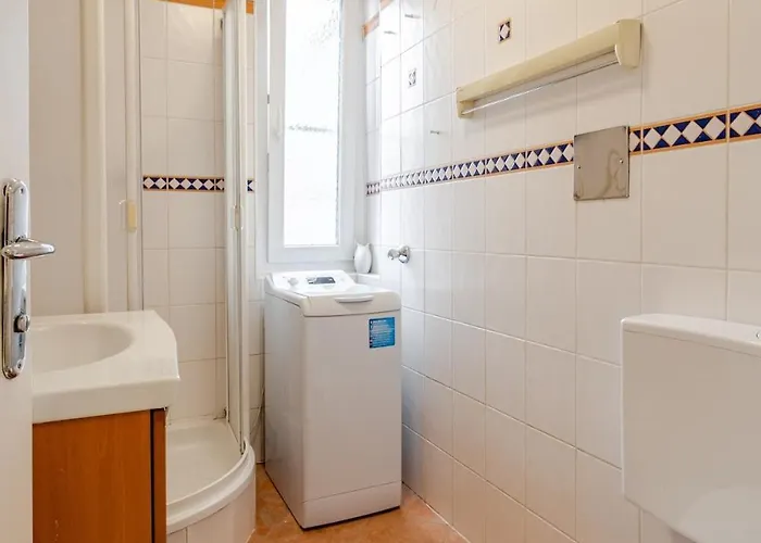 Close To Centre And Next To Hbf And Easy From Airport Apartment *