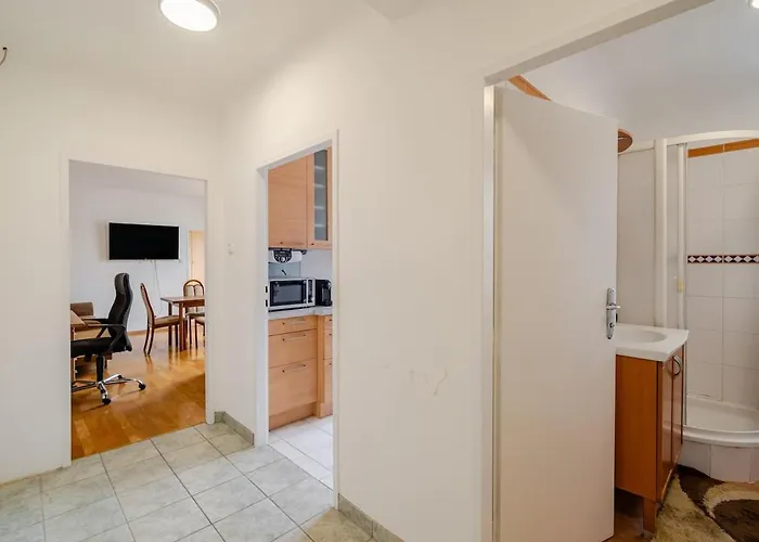 Close To Centre And Next To Hbf And Easy From Airport *