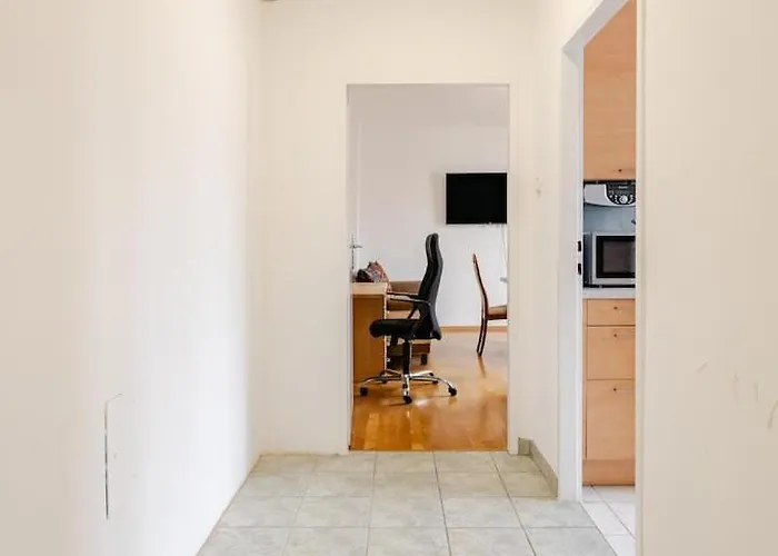 Close To Centre And Next To Hbf And Easy From Airport Apartment *