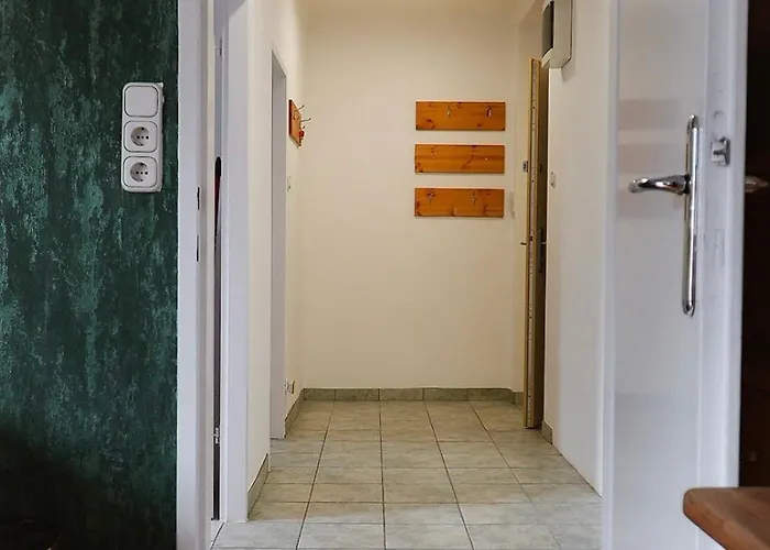Close To Centre And Next To Hbf And Easy From Airport Apartment *